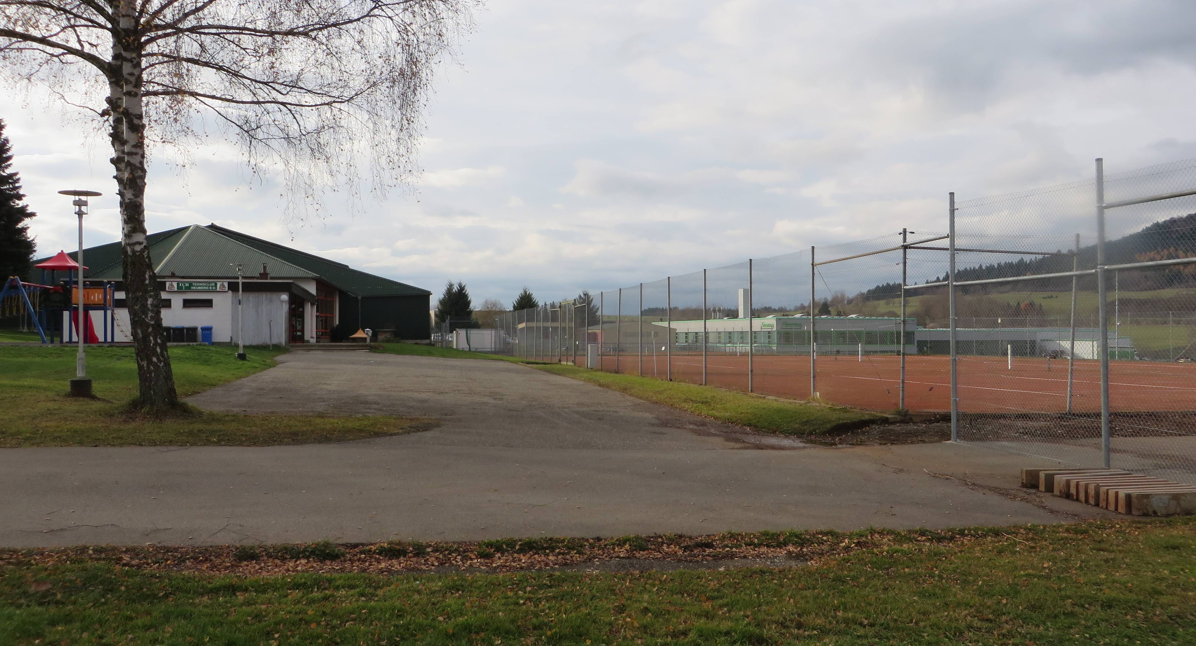  Tennishalle- und Plätze 
